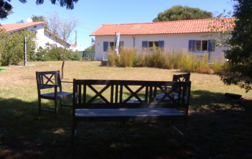 Location de vacances - Villa à La Tremblade - Façade de la maison vue depuis l'extrémité du jardin de devant