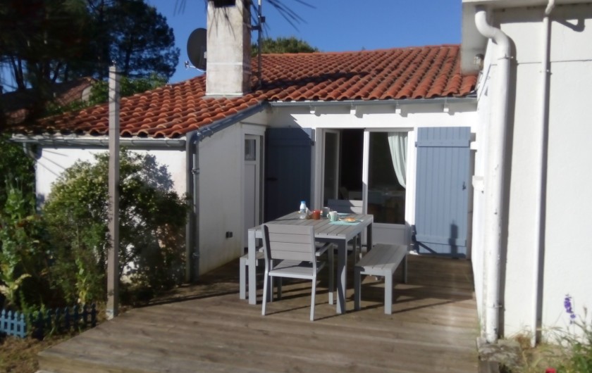 Location de vacances - Villa à La Tremblade - Terrasse arrière, avec accès à la salle à manger, vue du jardin de derrière