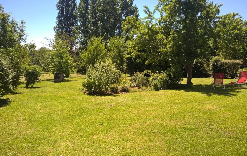 Location de vacances - Gîte à Saint-Aulaye - Le jardin, ses arbres, ses fleurs et son calme
