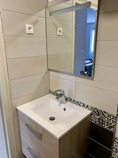 Location de vacances - Appartement à Labaroche - vasque et miroir dans la salle de bain