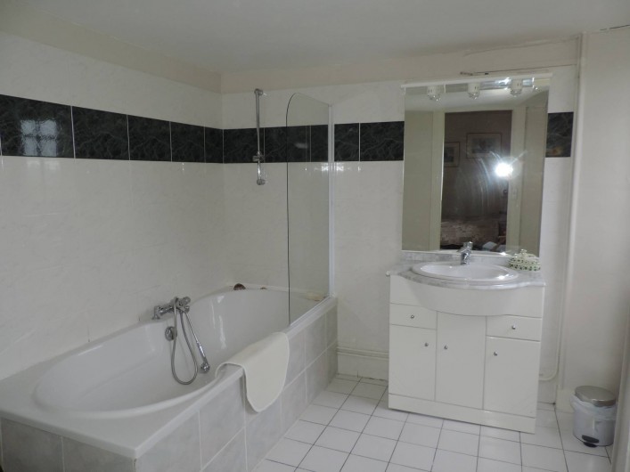 Location de vacances - Château - Manoir à Montreuil-Bonnin - salle de bain de la chambre 2