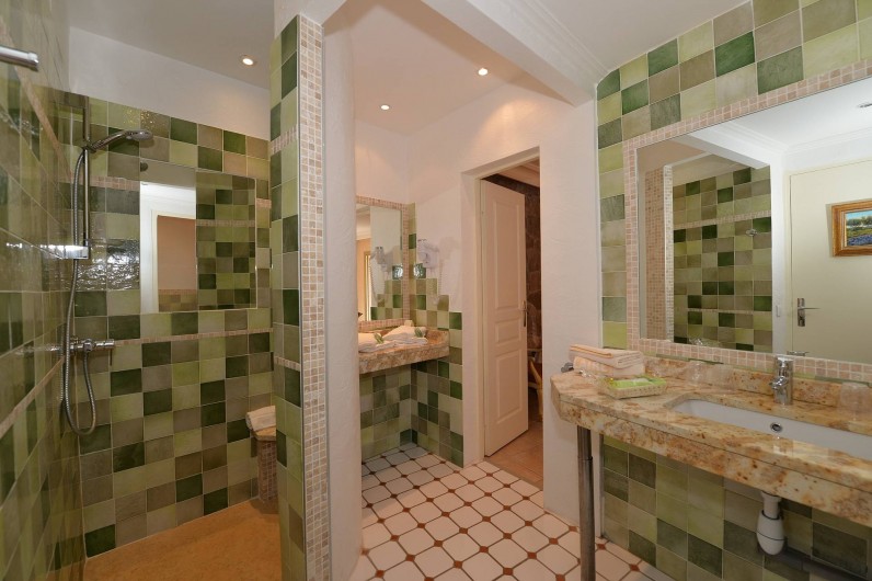 Location de vacances - Chambre d'hôtes à Cavalaire-sur-Mer - salle de bain avec douche
