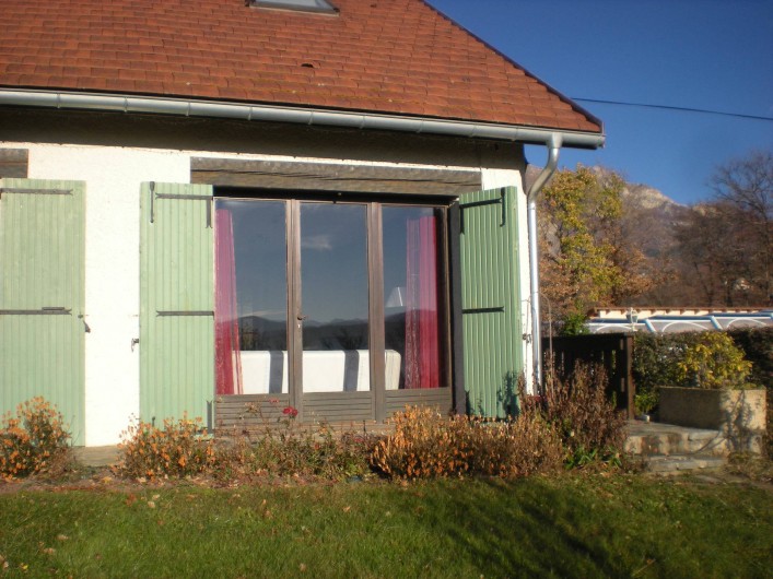 Location de vacances - Gîte à Gap - Vue de l'autre côté de la maison de la fenêtre du séjour