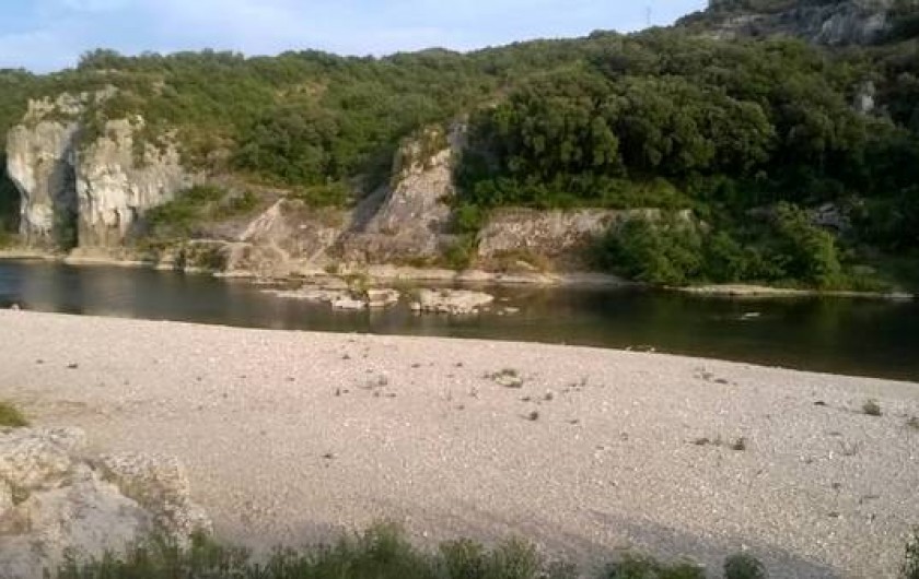 Location de vacances - Maison - Villa à Vers-Pont-du-Gard - la plage et la rivière au bas du terrain  rivière le gardon