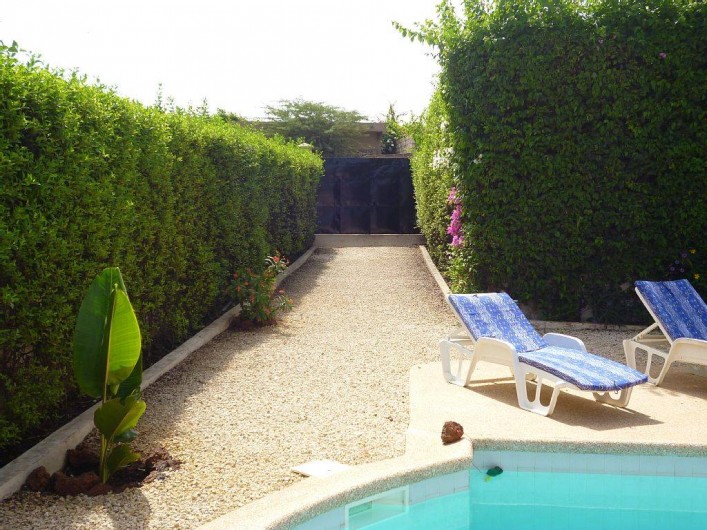 Location de vacances - Villa à Somone - l'entrée  de la villa avec portail équipée d'une sonnette AUCUN VIS A VIS