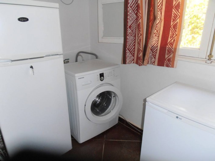 Location de vacances - Villa à Somone - l'arrière cuisine :2 frigos,machine à laver et un buffet