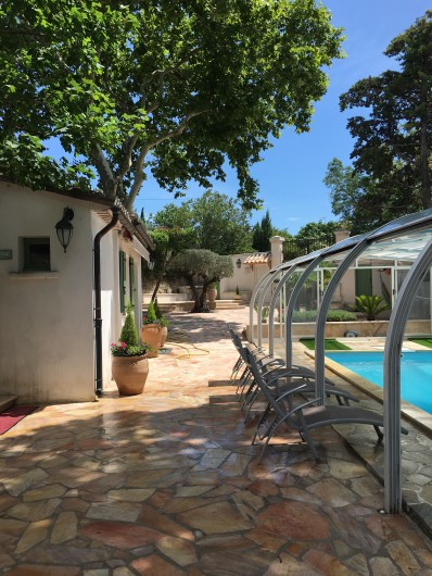 Location de vacances - Villa à Uzès - Terrasse couverte avec pare soleil