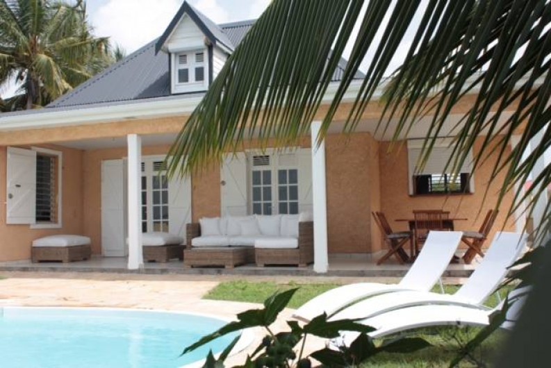 Location de vacances - Villa à Saint-François - Facade, face à la mer, avec Galerie, salon extérieur et coin repas