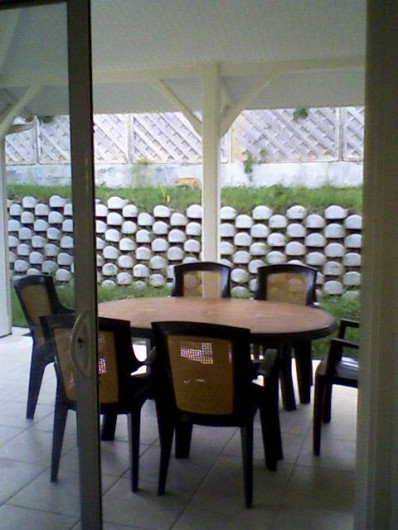 Location de vacances - Maison - Villa à Sainte-Anne - salon de jardin sur terrasse dans jardin de 300 m2