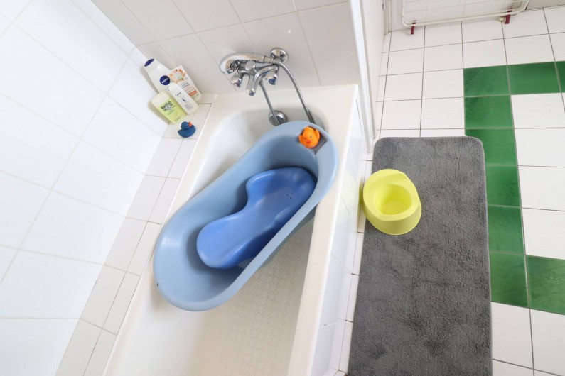 Location de vacances - Villa à Matignon - Salle-de-bain au 1er étage avec équipement bébé
