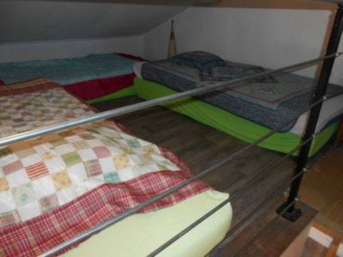 Location de vacances - Villa à Gujan-Mestras - chambre 2 : dans les combles, 3 lits enfants en 90