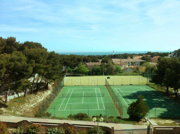 Location de vacances - Appartement à Martigues - 2 terrains de tennis accessibles depuis les appartements, vue mer des chambres