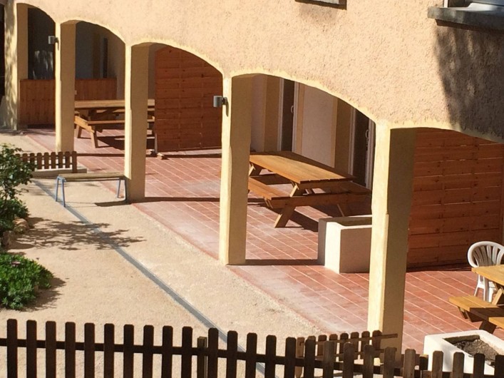 Location de vacances - Appartement à Martigues - Terrasses équipées de table 6 places pour apéros à l'ombre devant l'appart