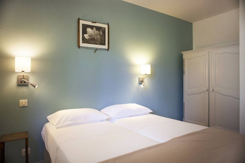 Location de vacances - Appartement à Martigues - Coin salon avec TV et Wifi + Canapé 2 couchages matelas confort+