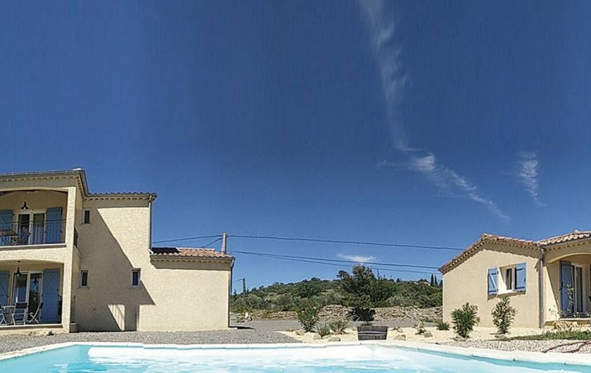 Location de vacances - Villa à Les Vans - La piscine entre les deux maisons