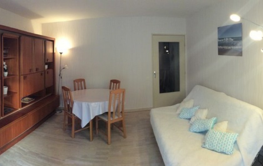 Location de vacances - Appartement à Cannes - Cannes beach- Intérieur salon (sol marbre)