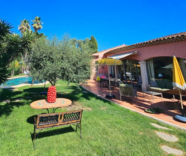 Location de vacances - Villa à Saint-Tropez - Terrasse piscine