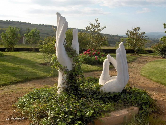 Location de vacances - Chambre d'hôtes à Saint-Laurent-d'Oingt - Les mains, sculptées par Georges, dans le jardin