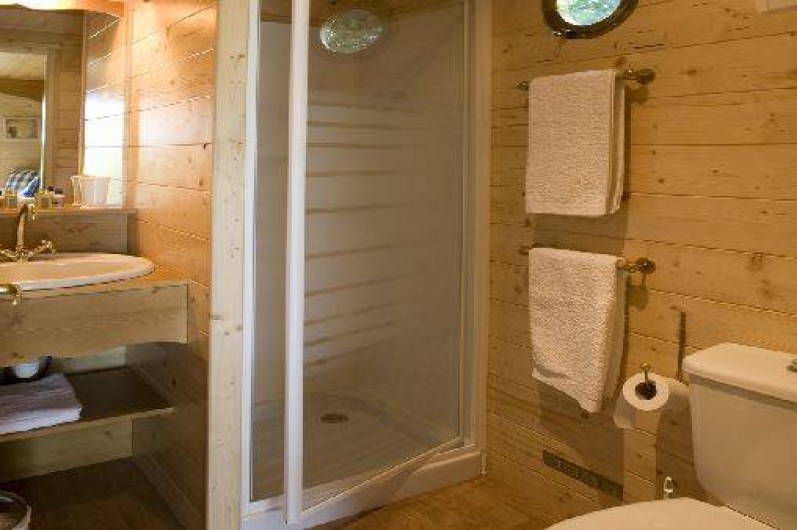 Location de vacances - Roulotte à La Chapelle-Blanche-Saint-Martin - Roulotte lit fait, serviettes dans la salle de bain (Touraine)