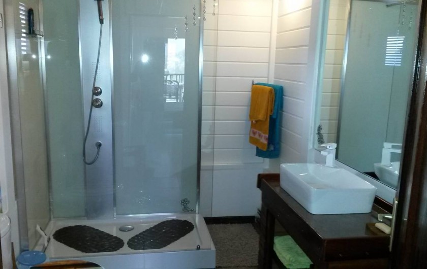 Location de vacances - Studio à Le Robert - Grande salle de bain avec une cabine de douche immense