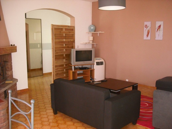 Location de vacances - Appartement à San-Giuliano - Espace salon en entrant à gauche....