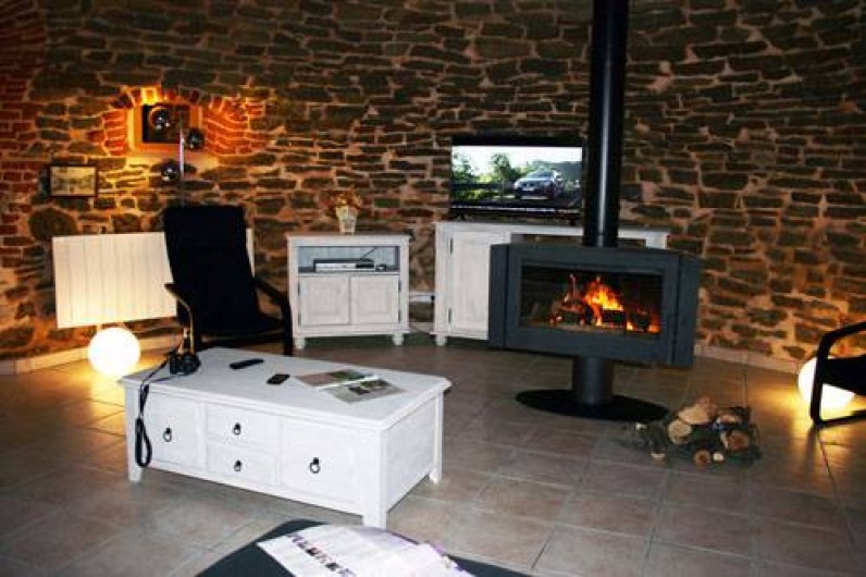 Location de vacances - Insolite à Baincthun - Le salon et sa cheminée feu de bois