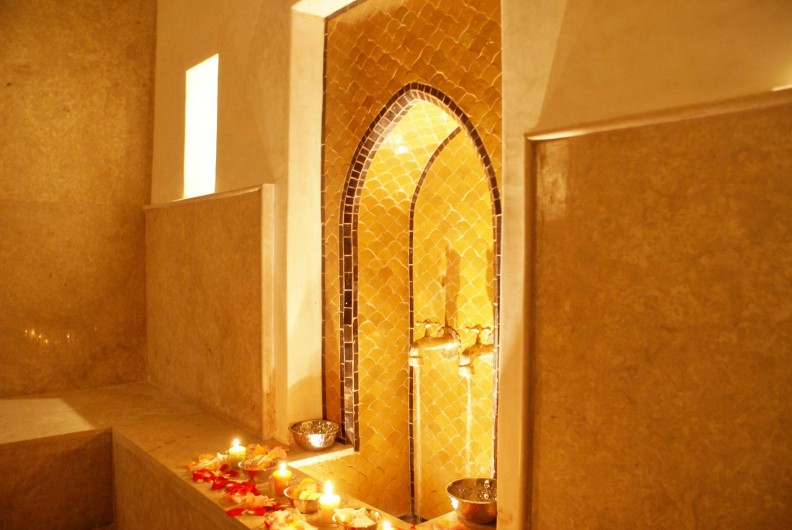 Location de vacances - Riad à Marrakech - Aprés un gommage dans la salle chaude du hammam, un massage relaxant ....