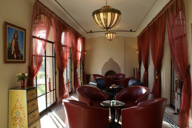 Location de vacances - Riad à Marrakech - Salon avec cheminée de la Kasbah
