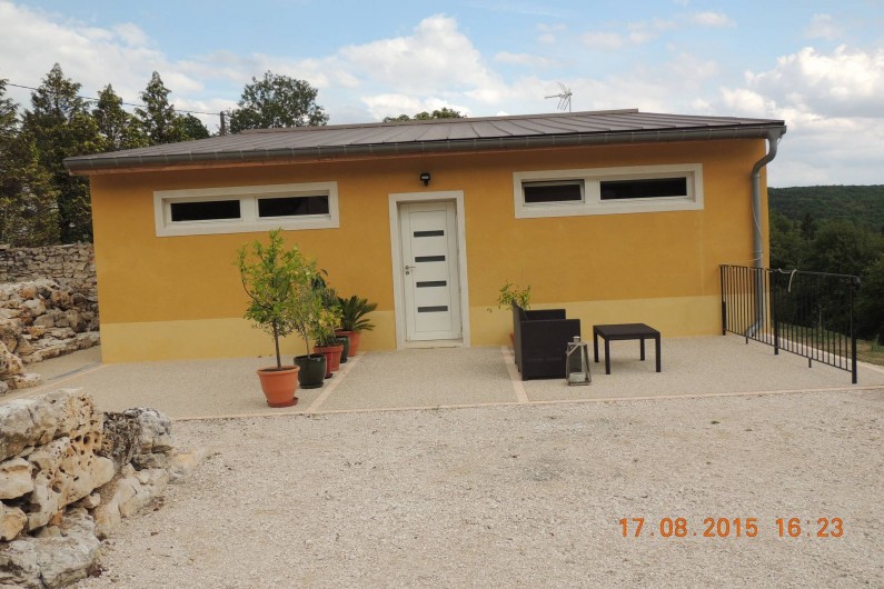 Location de vacances - Chambre d'hôtes à Grimault - Entrée de la Grimaldienne et le parking privé