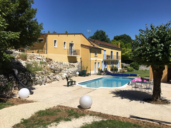 Location de vacances - Chambre d'hôtes à Grimault - La vue sur les chambres et la piscine