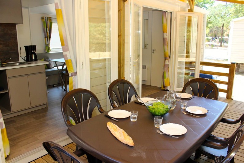 Location de vacances - Bungalow - Mobilhome à Thonon-les-Bains - Terrasse couverte et ouvert sur la cuisine