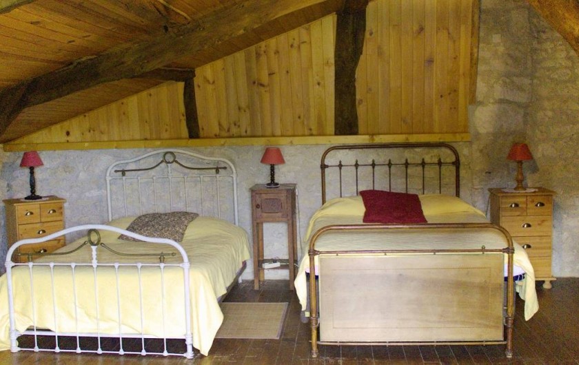 Location de vacances - Gîte à La Sauvetat-du-Dropt - La chambre mansardée à l'étage
