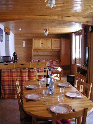 Location de vacances - Appartement à Manigod - cuisine -salon