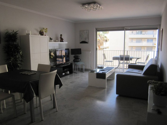 Location de vacances - Appartement à Saint-Raphaël - Séjour et accès principal au balcon