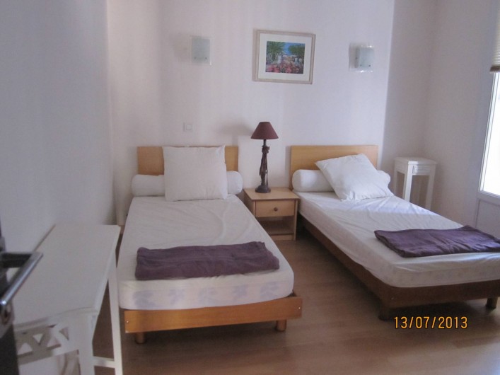 Location de vacances - Appartement à Saint-Raphaël - chambre 2 avec 2 lits jumeaux en 90