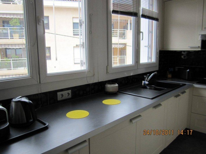 Location de vacances - Appartement à Saint-Raphaël - cuisine avec vastes plans de travail