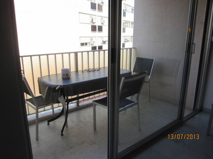 Location de vacances - Appartement à Saint-Raphaël - balcon au sud avec store table pour 4 personnes