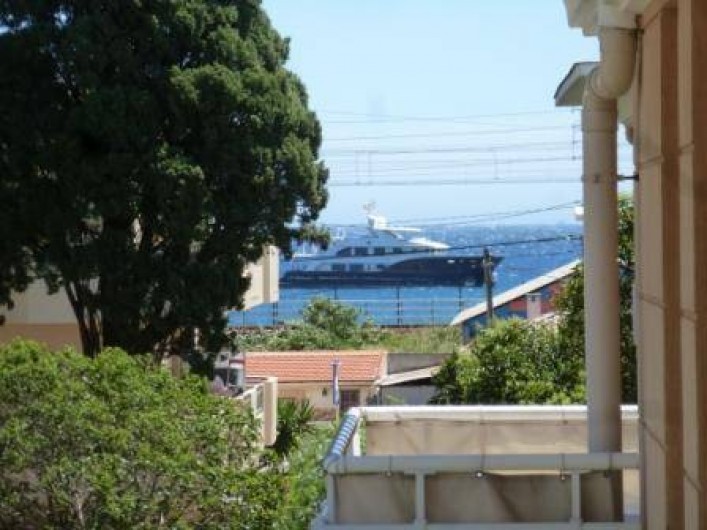 Location de vacances - Appartement à Antibes - De la terrasse vous avez une  vue latérale sur la mer