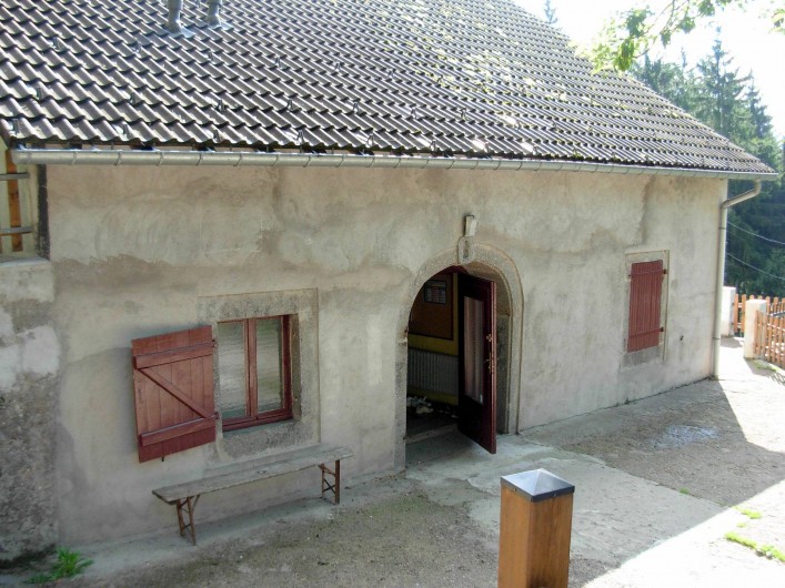 Location de vacances - Chalet à Cornimont - façade latérale historique avec une partie de la terrasse