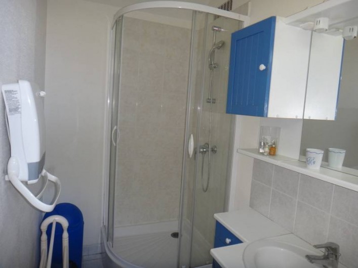 Location de vacances - Maison - Villa à Saint-Malo - Salle d'eau ave douches et WC , au rez-de-chaussée.