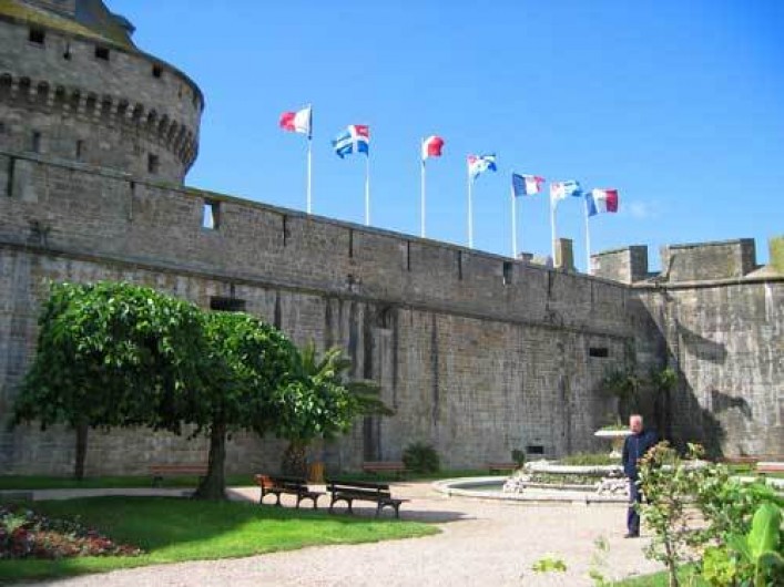 Location de vacances - Maison - Villa à Saint-Malo - Les remparts et le château de la vile close ( 5 mn en bus ou en voiture)