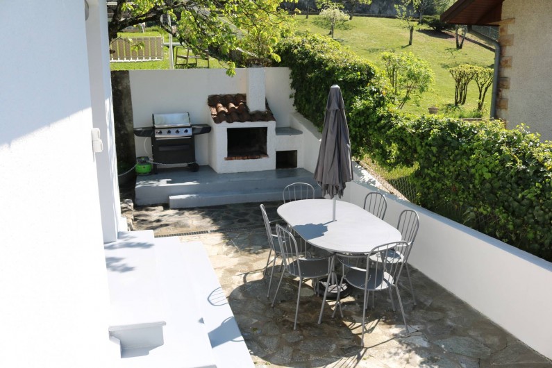 Location de vacances - Appartement à Aix-les-Bains - Table extérieure devant la cuisine, coin barbecue