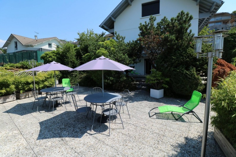 Location de vacances - Appartement à Aix-les-Bains - La terrasse avec ses tables, transats et éclairages