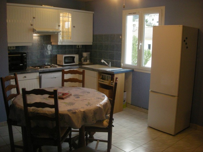 Location de vacances - Studio à Roquefort-la-Bédoule - Vue cuisine