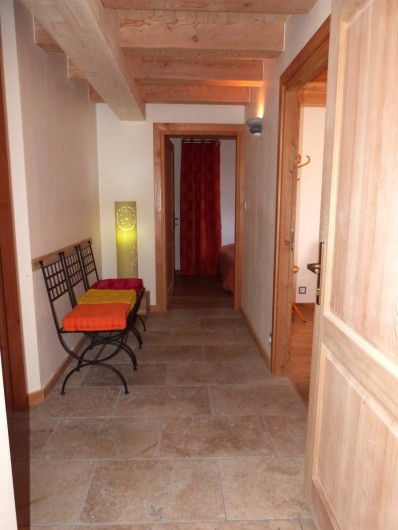 Location de vacances - Appartement à Saint-Chaffrey - Le hall d'entrée desservant les 3 chambres