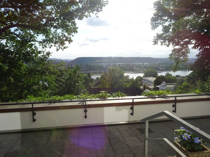 Location de vacances - Appartement à Linz - Vue sur le Rhin de la sortie de la cuisine à la terrasse