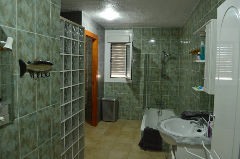 Location de vacances - Villa à Ciudad Quesada - Salle de bain spacieuse+douche italienne et wc a part de la sdb