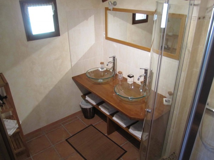 Location de vacances - Gîte à Saint-Laurent-des-Hommes - Salle de bain du bas (douche à l'italienne et deux vasques)