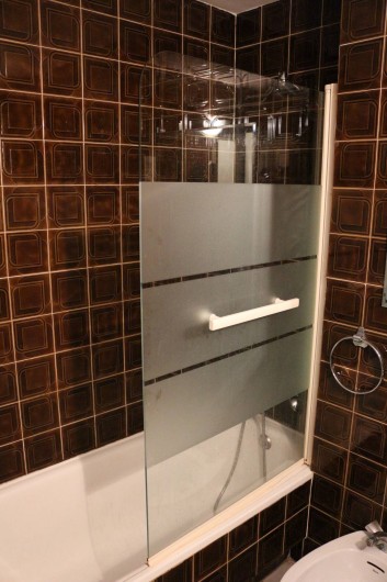 Location de vacances - Appartement à Llançà - Salle de bains avec baignoire et WC.