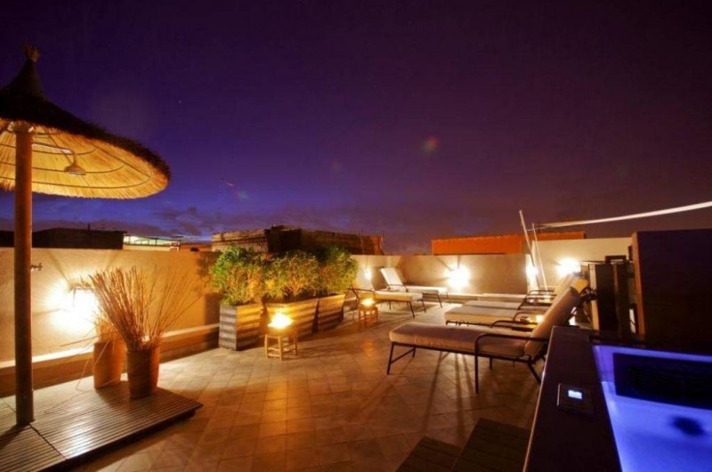 Location de vacances - Riad à Marrakech - Terrasse coin repos avec jacuzzi